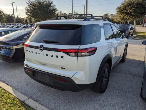2022 Nissan Pathfinder SV