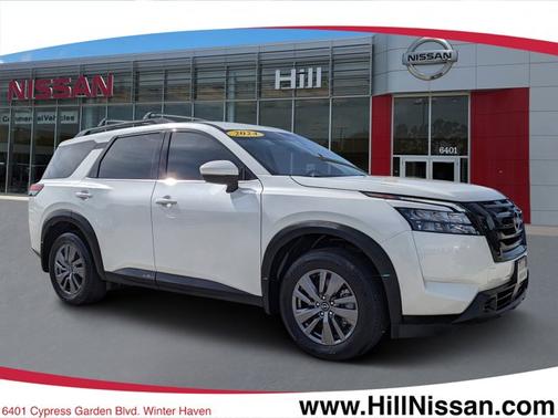 White 2024 Nissan Pathfinder SV