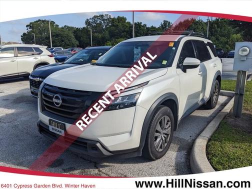 White 2024 Nissan Pathfinder SV