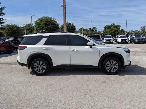 White 2024 Nissan Pathfinder SV