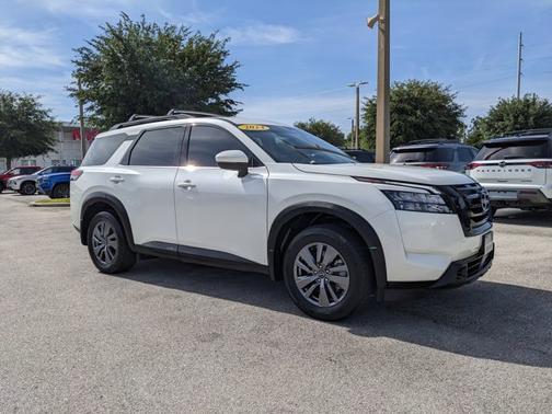 White 2024 Nissan Pathfinder SV