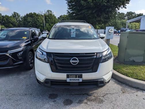 White 2024 Nissan Pathfinder SV