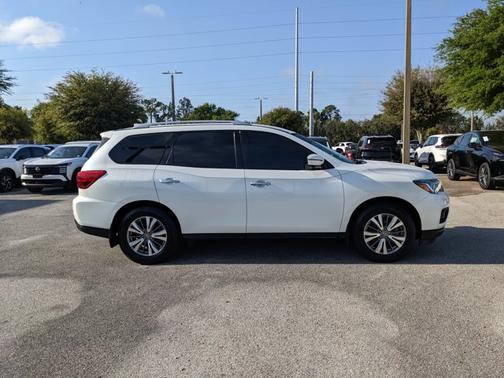 White 2019 Nissan Pathfinder SL
