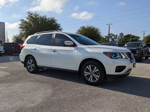 White 2019 Nissan Pathfinder SL