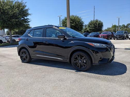 Super Black 2024 Nissan Kicks SR