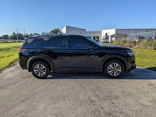2022 Nissan Pathfinder SL