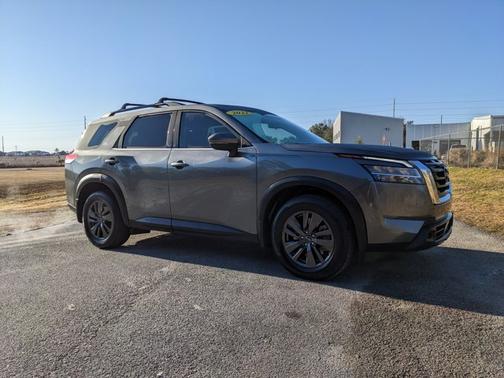 2022 Nissan Pathfinder SV