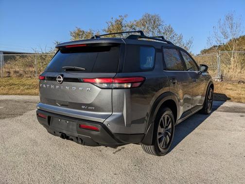 2022 Nissan Pathfinder SV