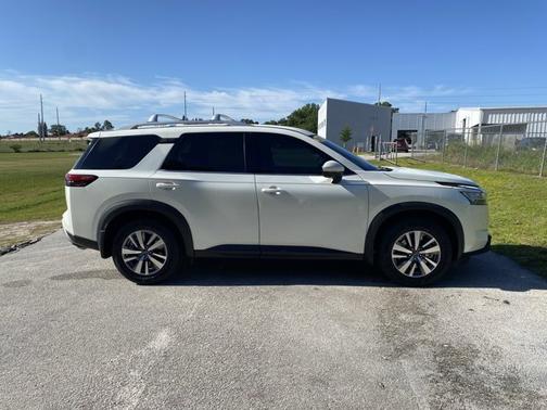 White 2022 Nissan Pathfinder SL
