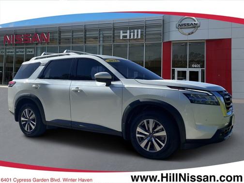 White 2022 Nissan Pathfinder SL
