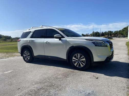 White 2022 Nissan Pathfinder SL