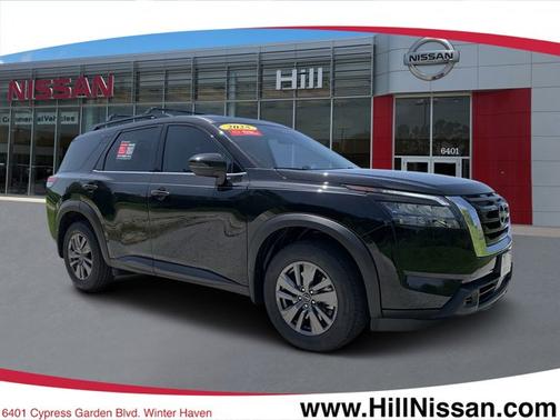 2025 Nissan Pathfinder SV