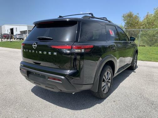 2025 Nissan Pathfinder SV