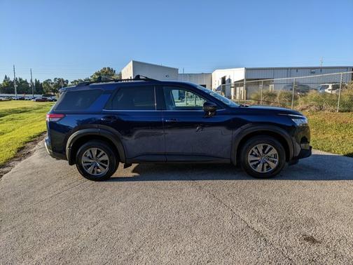 2022 Nissan Pathfinder SV