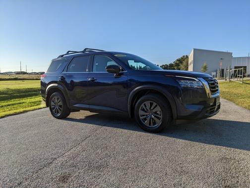 2022 Nissan Pathfinder SV