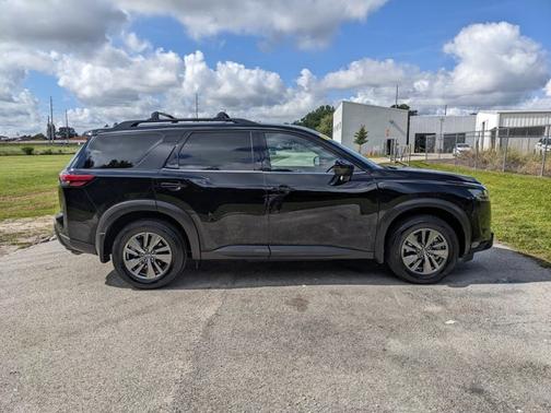 Black 2022 Nissan Pathfinder SV