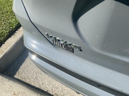 Boulder Gray Metallic 2024 Nissan Kicks SR
