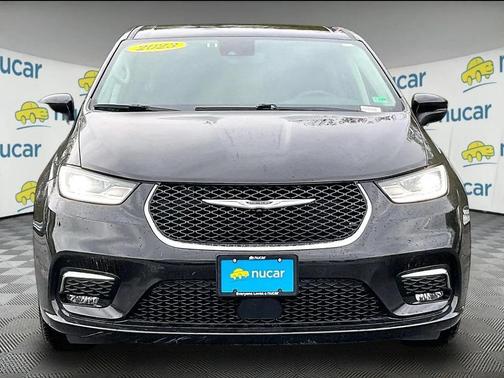 Brilliant Black Crystal Pearlcoat 2023 Chrysler Pacifica Touring L