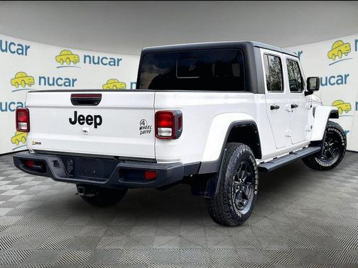 Bright White Clearcoat 2022 Jeep Gladiator Willys 4x4