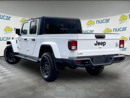 Bright White Clearcoat 2022 Jeep Gladiator Willys 4x4