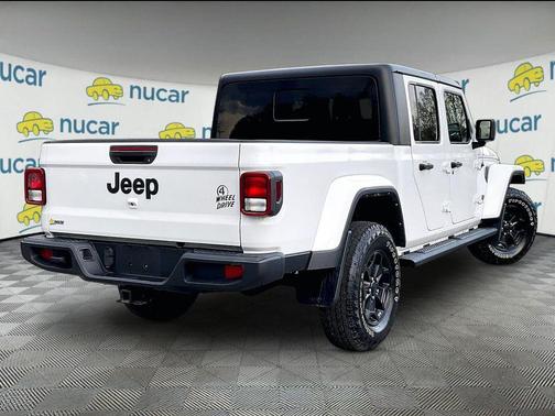 Bright White Clearcoat 2022 Jeep Gladiator Willys 4x4