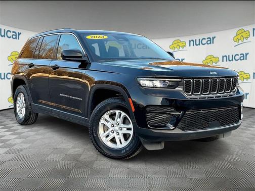 Diamond Black Crystal Pearlcoat 2023 Jeep Grand Cherokee Laredo