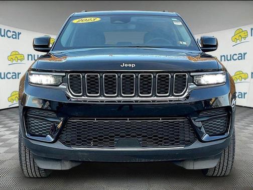 Diamond Black Crystal Pearlcoat 2023 Jeep Grand Cherokee Laredo