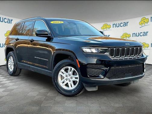 Diamond Black Crystal Pearlcoat 2023 Jeep Grand Cherokee Laredo