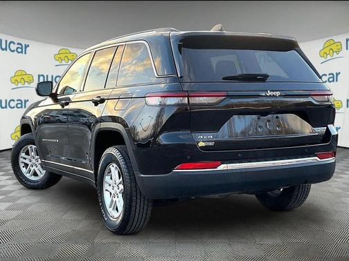 Diamond Black Crystal Pearlcoat 2023 Jeep Grand Cherokee Laredo