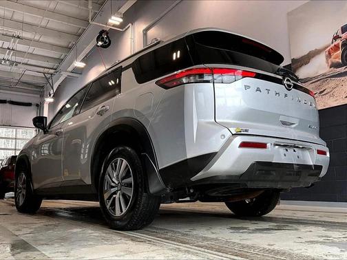 Brilliant Silver Metallic 2022 Nissan Pathfinder SL 4WD