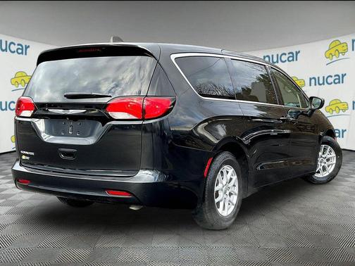Brilliant Black Crystal Pearlcoat 2022 Chrysler Voyager LX