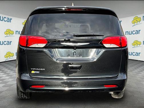 Brilliant Black Crystal Pearlcoat 2022 Chrysler Voyager LX