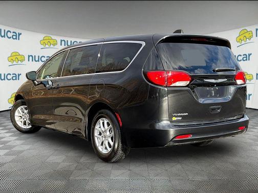 Brilliant Black Crystal Pearlcoat 2022 Chrysler Voyager LX