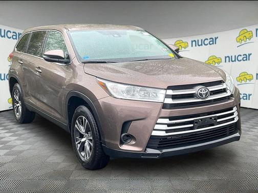 Toasted Walnut Pearl 2019 Toyota Highlander LE