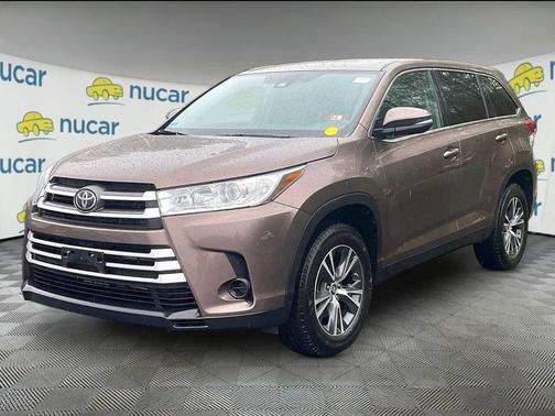 Toasted Walnut Pearl 2019 Toyota Highlander LE