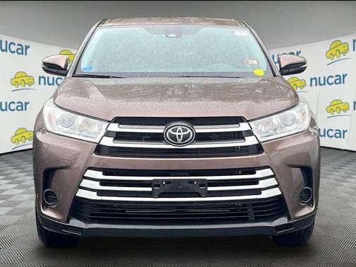 Toasted Walnut Pearl 2019 Toyota Highlander LE