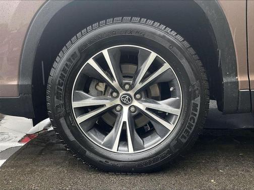 Toasted Walnut Pearl 2019 Toyota Highlander LE