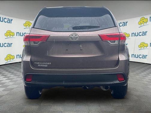 Toasted Walnut Pearl 2019 Toyota Highlander LE