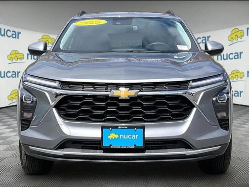 Sterling Gray Metallic 2025 Chevrolet Trax LT