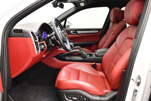 2023 Porsche Cayenne Platinum Edition