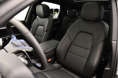 2024 Porsche Cayenne Base (Tiptronic)