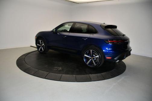 Gentian Blue Metallic 2026 Porsche Macan Macan