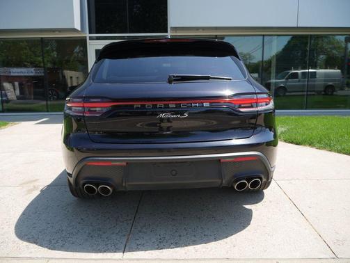 Jet Black Metallic 2023 Porsche Macan Macan