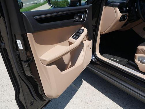 Jet Black Metallic 2023 Porsche Macan Macan