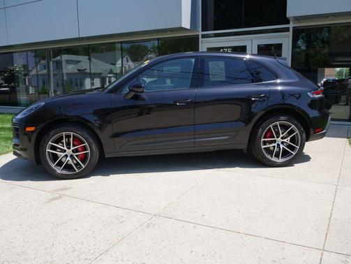 Jet Black Metallic 2023 Porsche Macan Macan