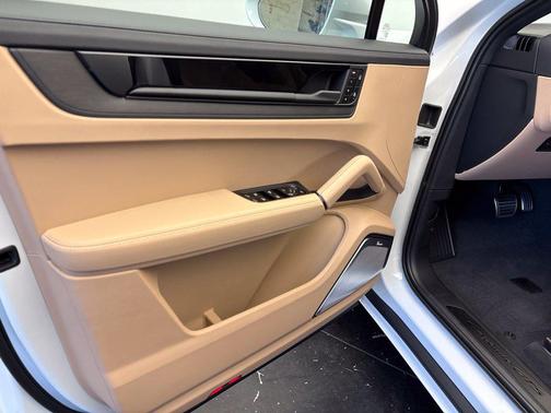 Carrara White Metallic 2026 Porsche Cayenne Cayenne GTS