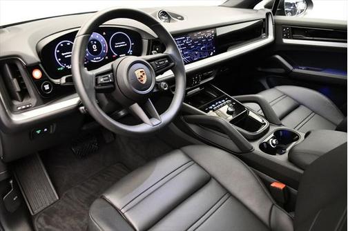 2024 Porsche Cayenne Base (Tiptronic)