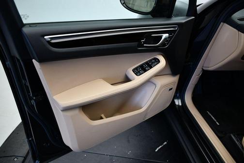 Jet Black Metallic 2023 Porsche Macan Macan
