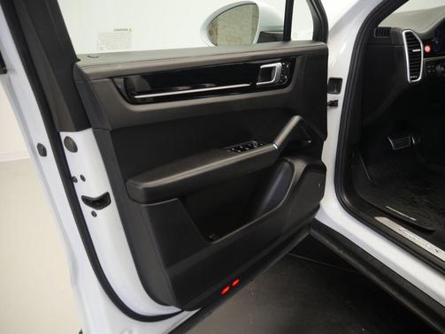 Carrara White Metallic 2023 Porsche Cayenne S