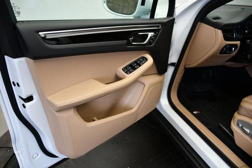 Carrara White Metallic 2023 Porsche Macan Macan